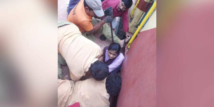 Visakhapatnam: 20YO girl stuck between train and platform at Duvvada dies during treatment