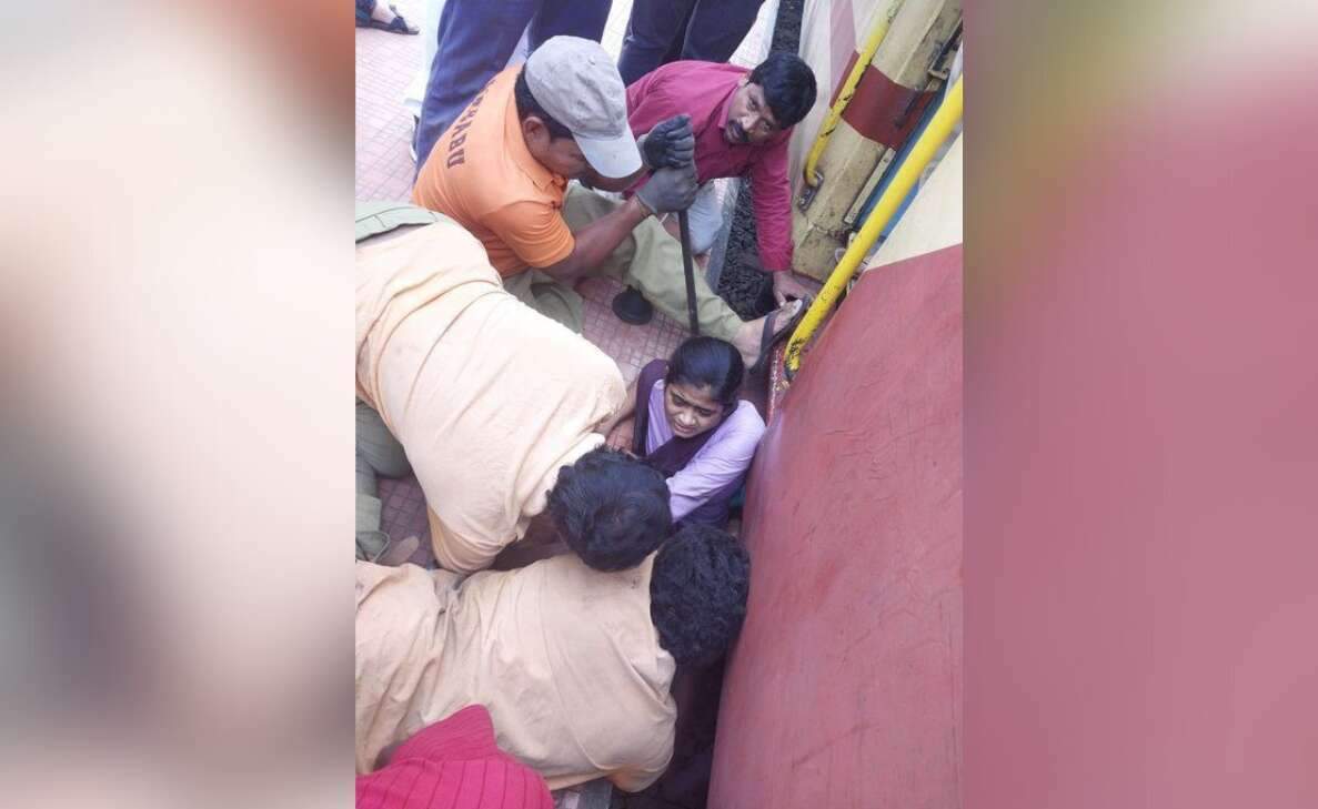 Visakhapatnam: 20YO girl stuck between train and platform at Duvvada dies during treatment
