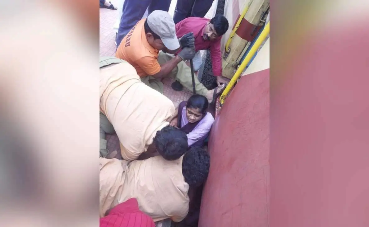 Visakhapatnam: Girl gets stuck between platform and train at Duvvada Rly Station
