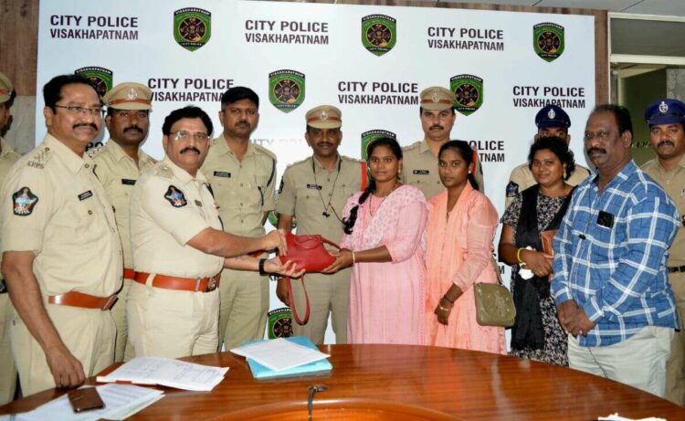 Visakhapatnam Police recover lost purse with Rs. 1 lakh in record time