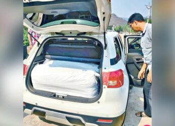 Visakhapatnam Police chase ganja smugglers on Arilova BRTS road, three bags seized