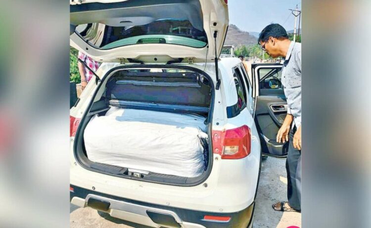 Visakhapatnam Police chase ganja smugglers on Arilova BRTS road, three bags seized