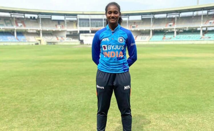 Vizag girl Shabnam Md gets picked by Gujarat at Women's Premier League auction.