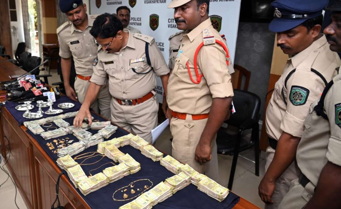 Visakhapatnam Police crack high-staked robbery case, recover 9 lakhs in cash