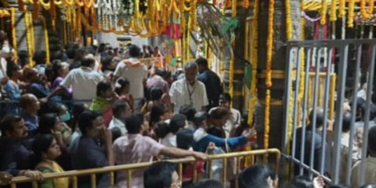 Visakhapatnam: Thousands throng Simhachalam Chandanotsavam
