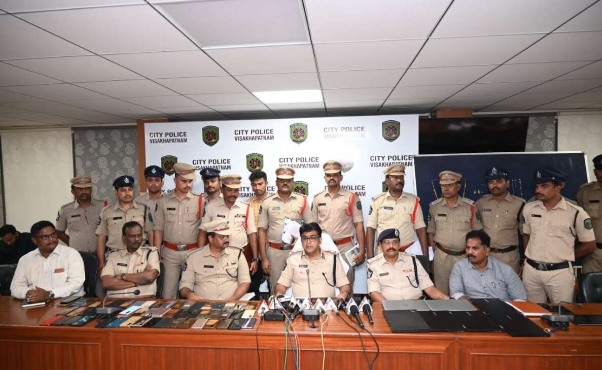 Visakhapatnam Police nab notorious burglar, recover items worth 1.3 lakh in robbery case