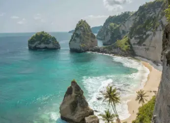 Exploring the World Solo: Embracing the Benefits, Challenges, and Best Destinations for Solo Travelers