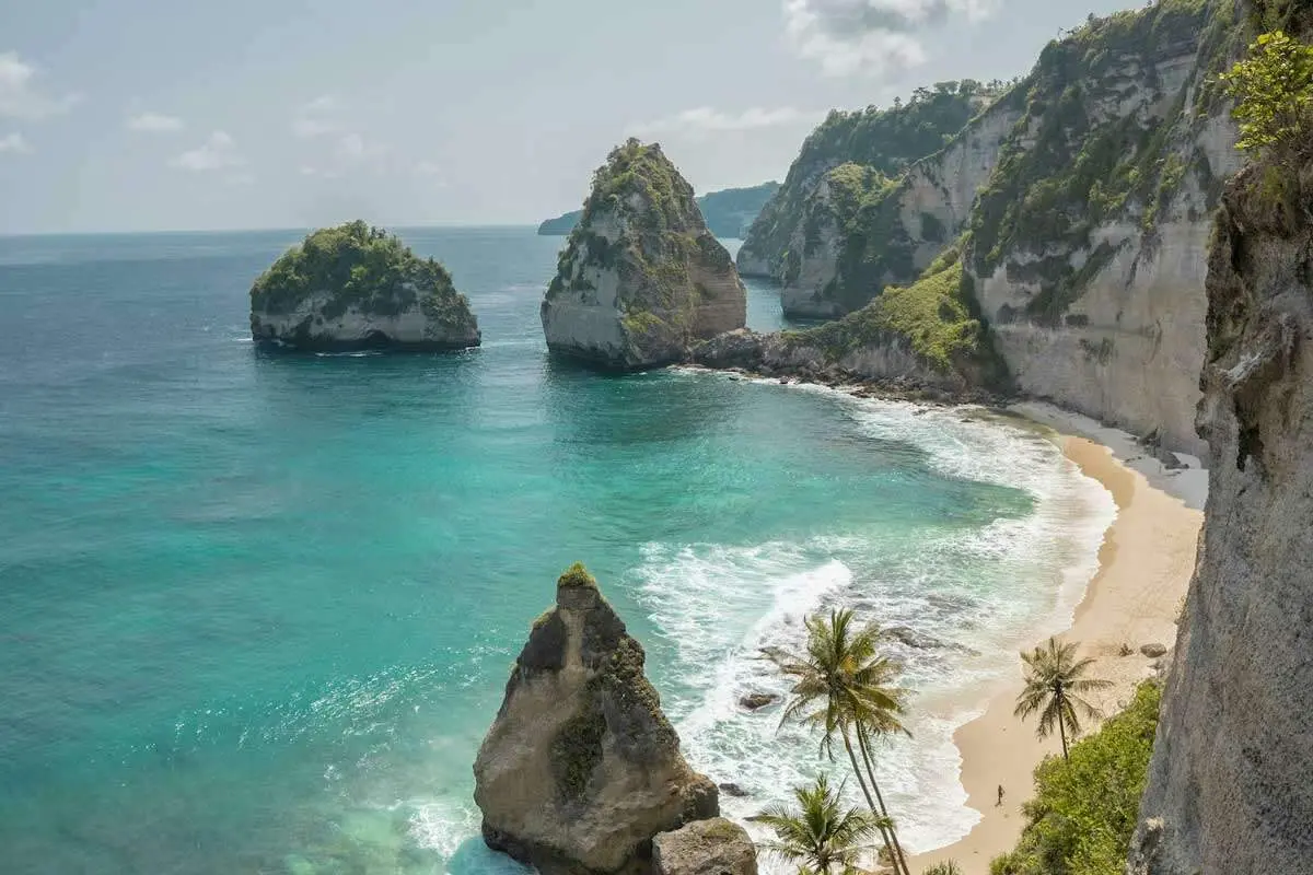 Exploring the World Solo: Embracing the Benefits, Challenges, and Best Destinations for Solo Travelers