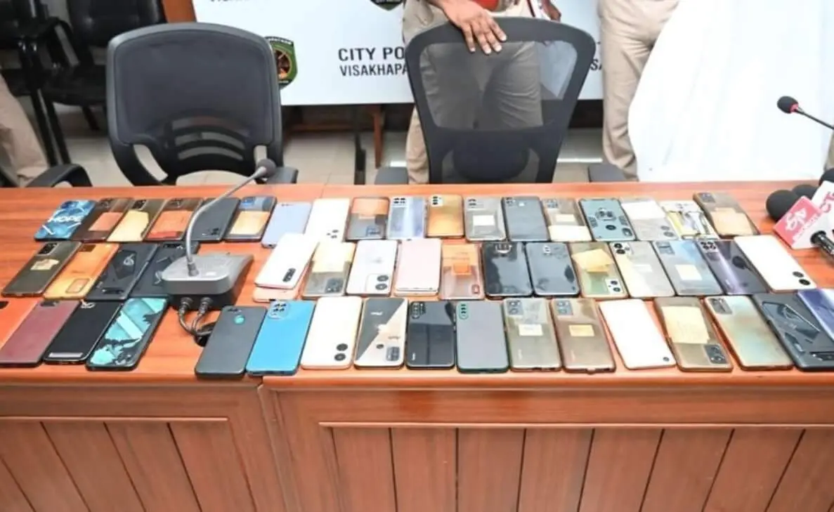 Visakhapatnam Police bust Mahadev Book online betting scam, seize cash and electronics