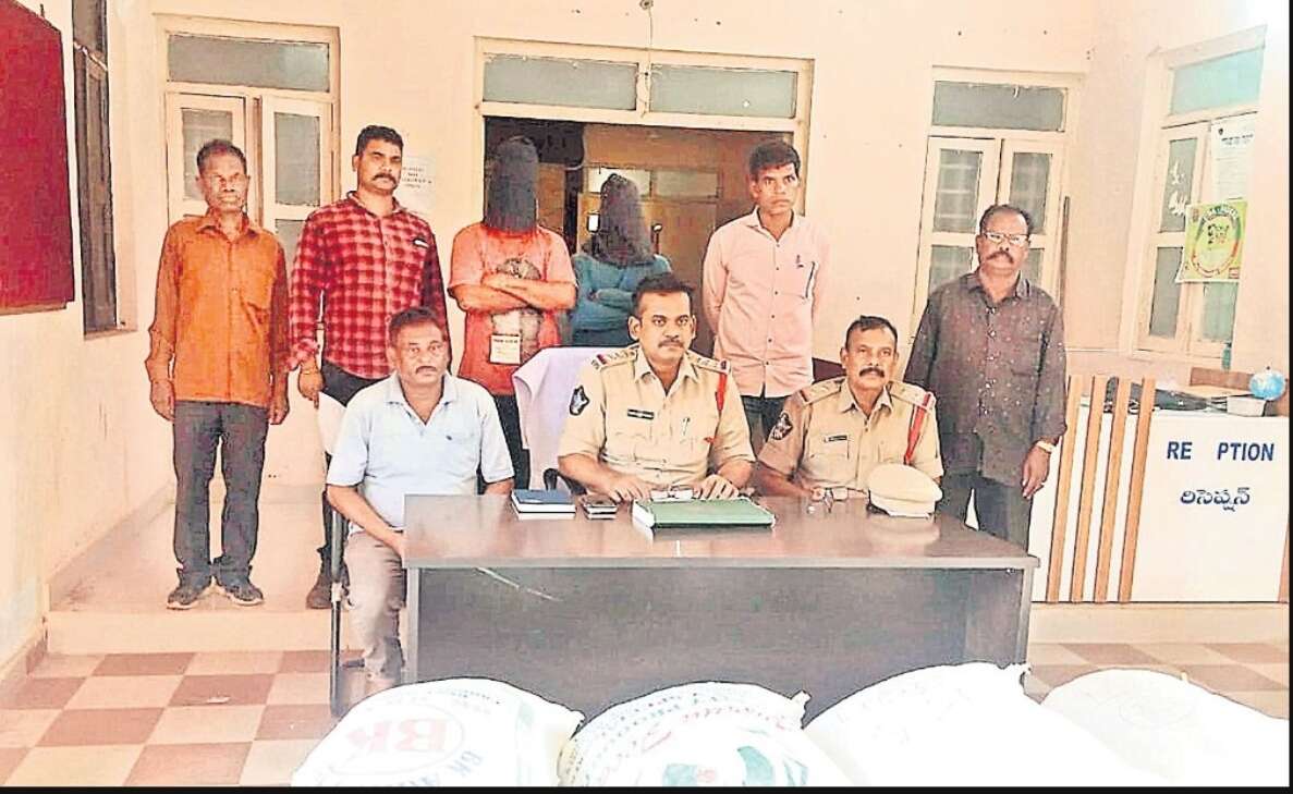 Visakhapatnam: Two attempt ganja smuggling from agency, 200 kilos and 2 cars seized