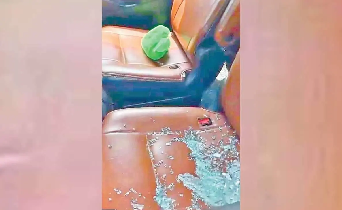 Robbery in broad daylight in Visakhapatnam, car window broken to steal valuables