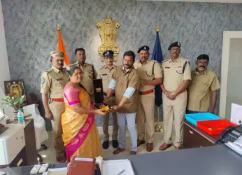 Visakhapatnam: Dynamic police and auto driver duo hands over lost bag with valuables to a woman