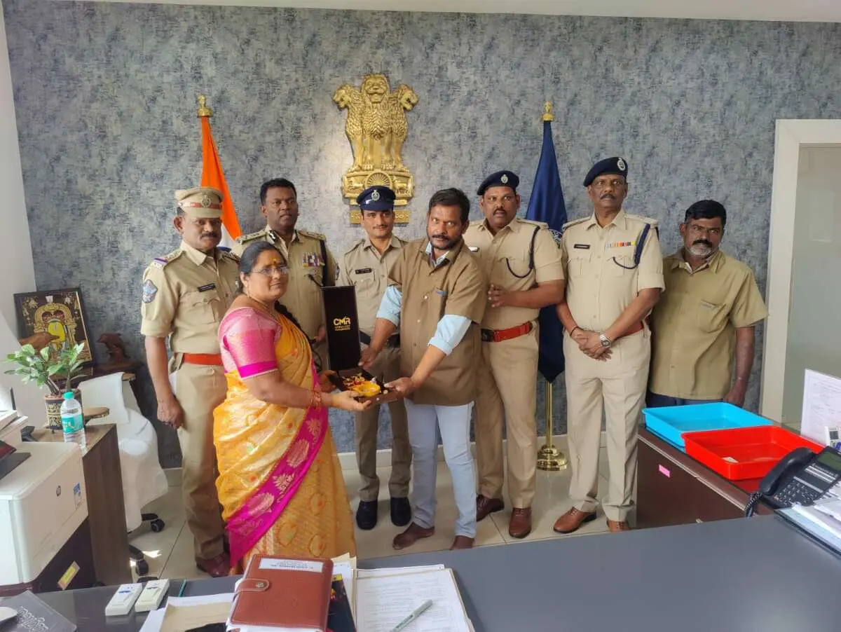 Visakhapatnam: Honest auto driver helps woman recover lost valuables