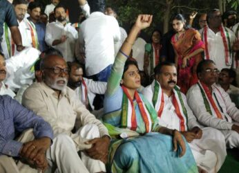 Sharmila protests against attack on Rahul yatra