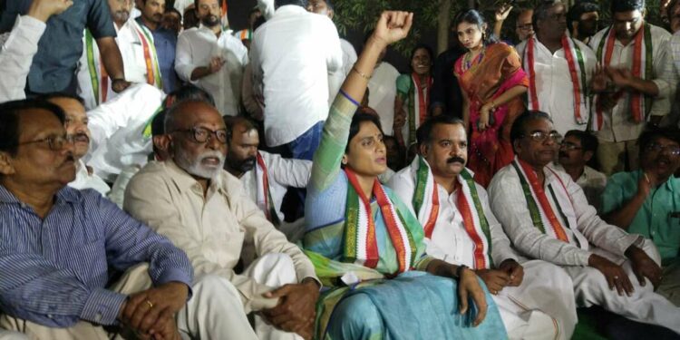 Sharmila protests in Visakhapatnam against attack on Rahul yatra