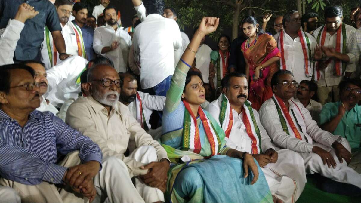 Sharmila protests in Visakhapatnam against attack on Rahul yatra