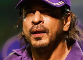 Watch: Shah Rukh Khan visits Vizag, cheers for KKR in IPL match!