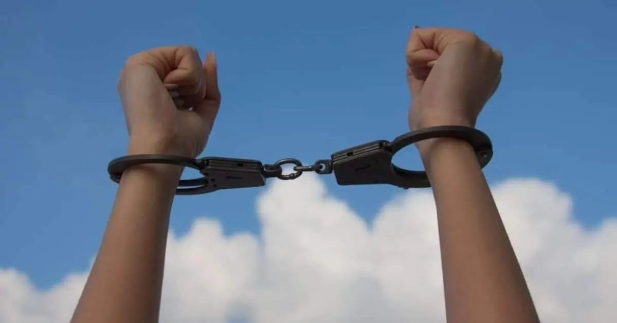 Vizag Police hunt down wine shop burglar, recover property worth Rs 3,23,000