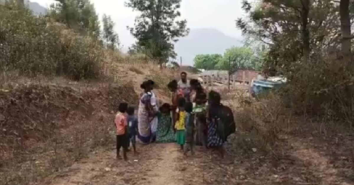 With lack of facilities, a tribal woman gave birth on the roadside