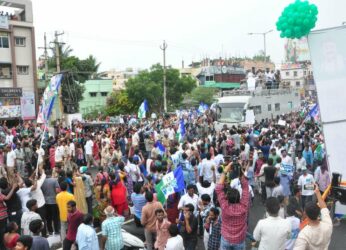 Jagan roadshow in Vizag draws crowds