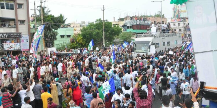 Jagan roadshow in Vizag draws crowds