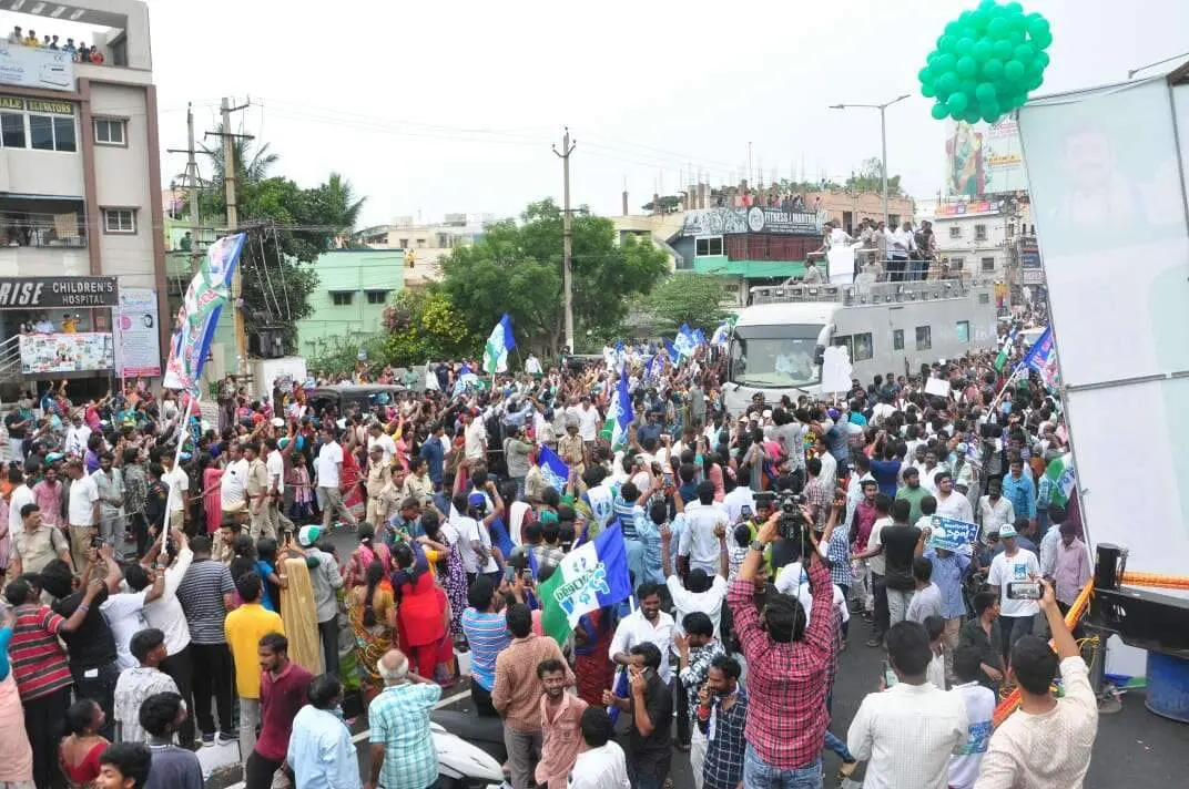 Jagan roadshow in Vizag draws crowds