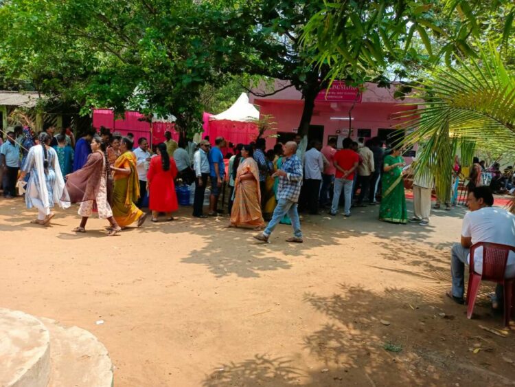 Braving hot sun, voters throng polling stations in Visakhapatnam