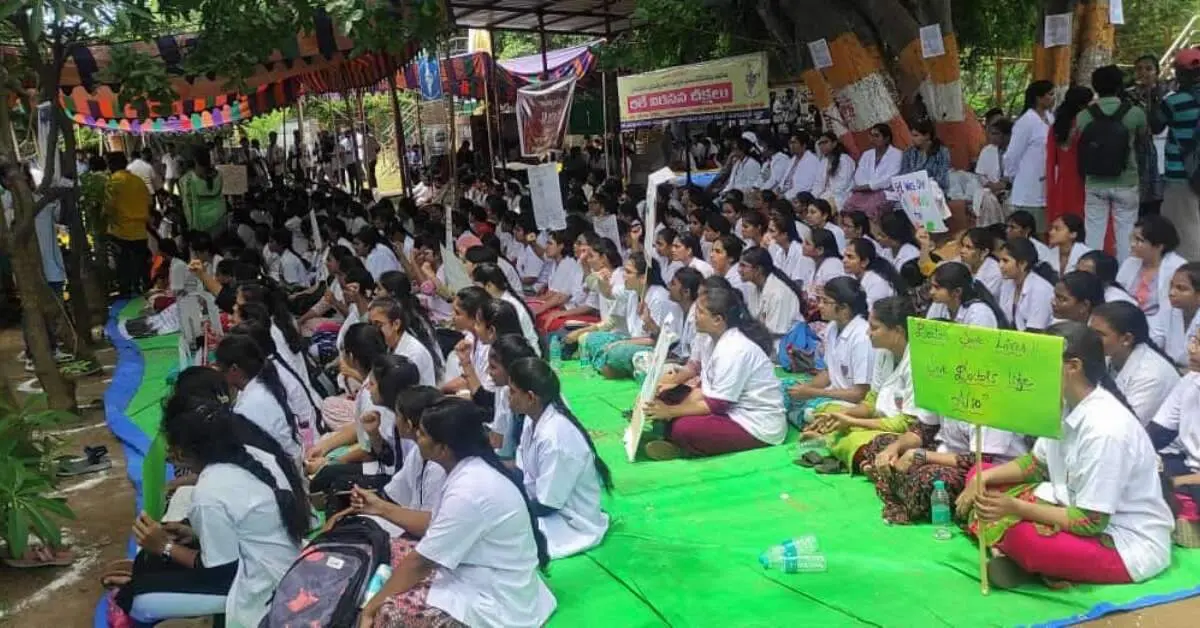 Strike continues in Visakhapatnam against Kolkata murder case