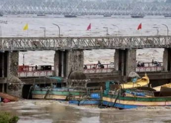 Experts from Visakhapatnam brought in to remove boats from Prakasam Barrage