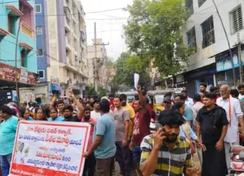 Pushcart vendors storm corporator’s house in Vizag