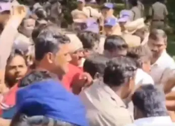 Protesting contract workers attempt forceful entry into admin building of Vizag Steel Plant