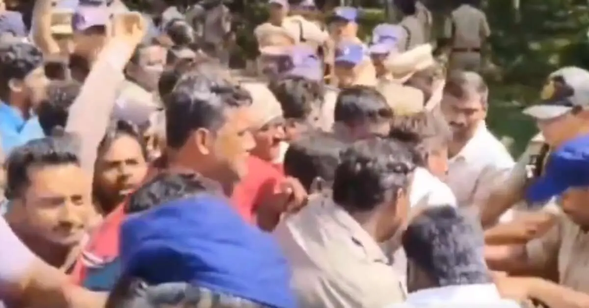 Visakhapatnam Steel Plant: Protesting contract workers attempt forceful entry into admin building