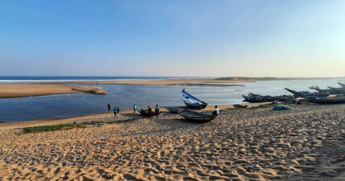 Explore the beaches of the Andhra-Odisha border like Baruva Beach, Kalingapatnam Beach, Garampeta Beach, Pati Sonapur Beach, and more.