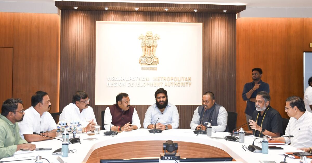 VMRDA Chief Meets Ballari Urban Body Officials